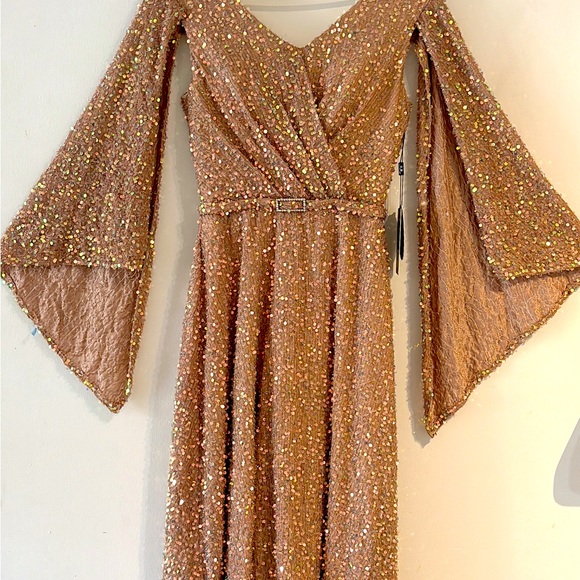 This is Gorgeous evening wear ,Size small, color gold , Perfect for any banquet! - Picture 3 of 3